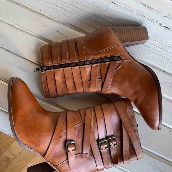 Multi Strap Mid Boot with Buckles
Diba True - Picture 4 of 12